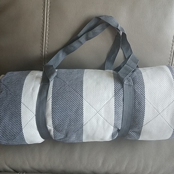 NWOT Threshhold picnic blanket with carry strap - Picture 6 of 6